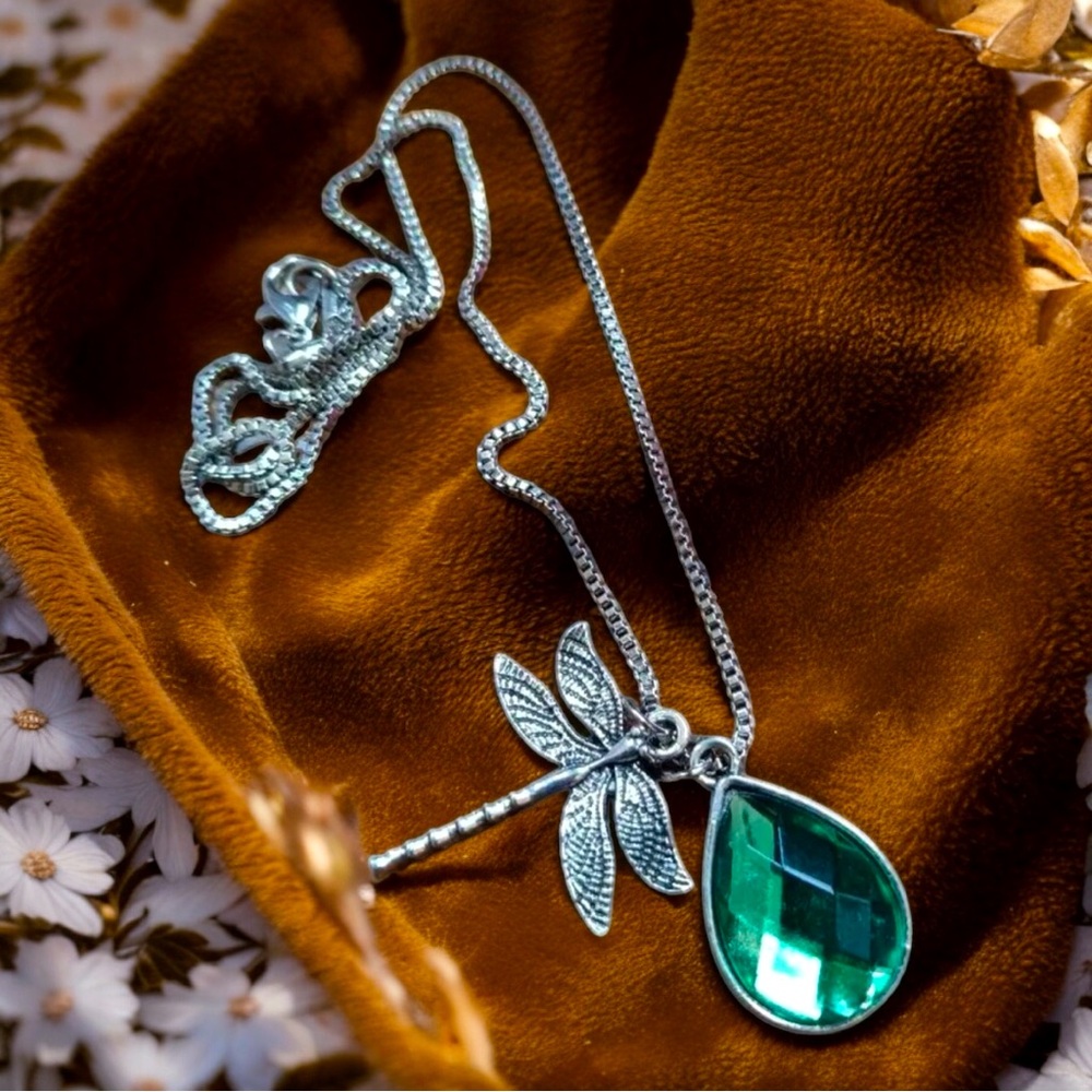 🆕 Elegant Dragonfly & Teardrop Shape Zircon Pendant Necklace - Silver Plated